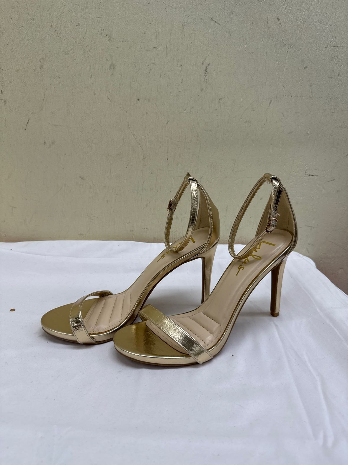 Lulus Women's Size 9 Gold Sandals