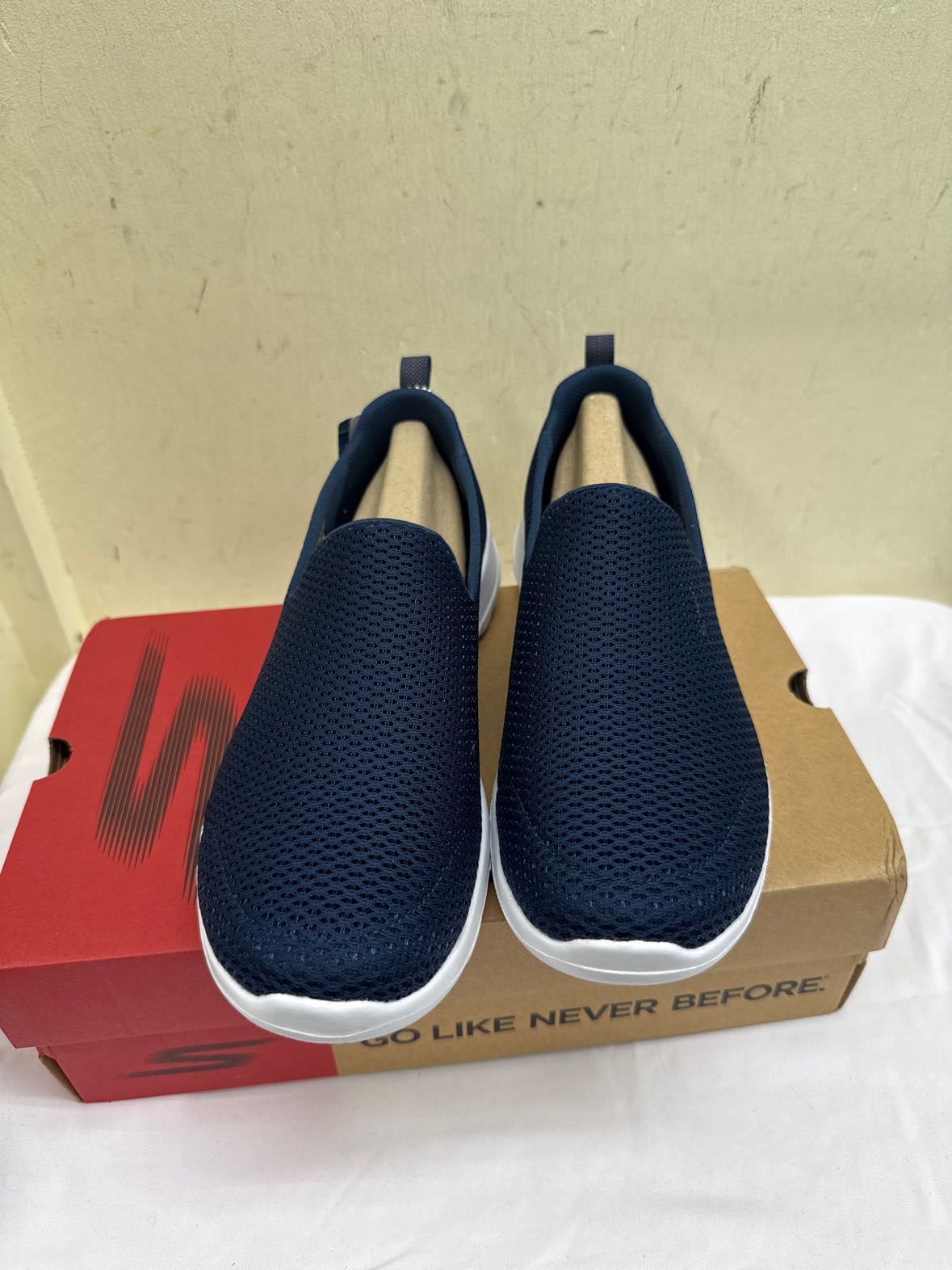NIB Skechers Women's Size 9-1/2 Navy Flats