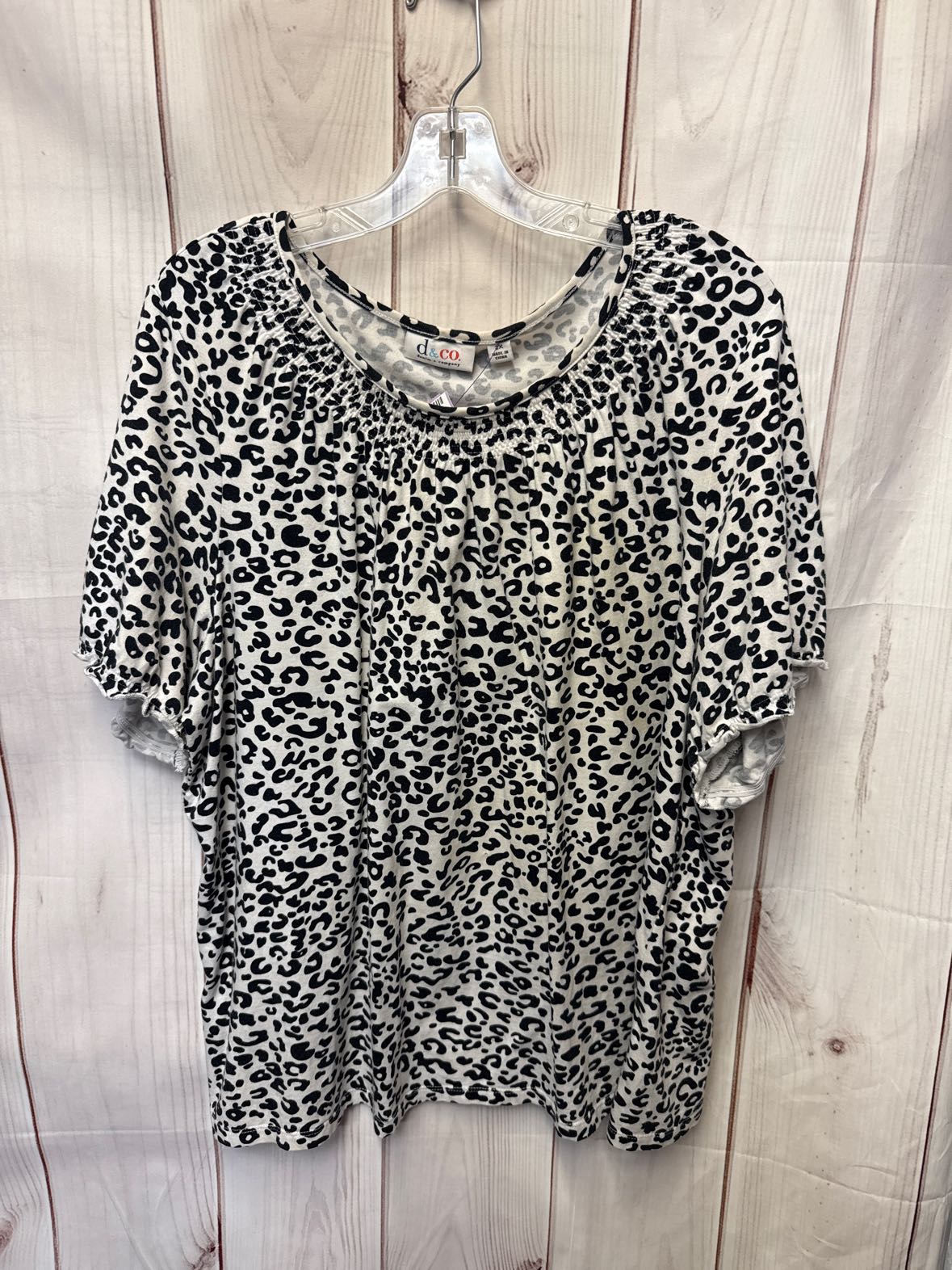 D & Co Women's Size 2X White & Black Animal Print Short Sleeve Top