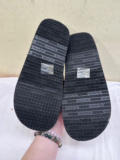 Yellow Box Women's Size 8-1/2 Black Sandals