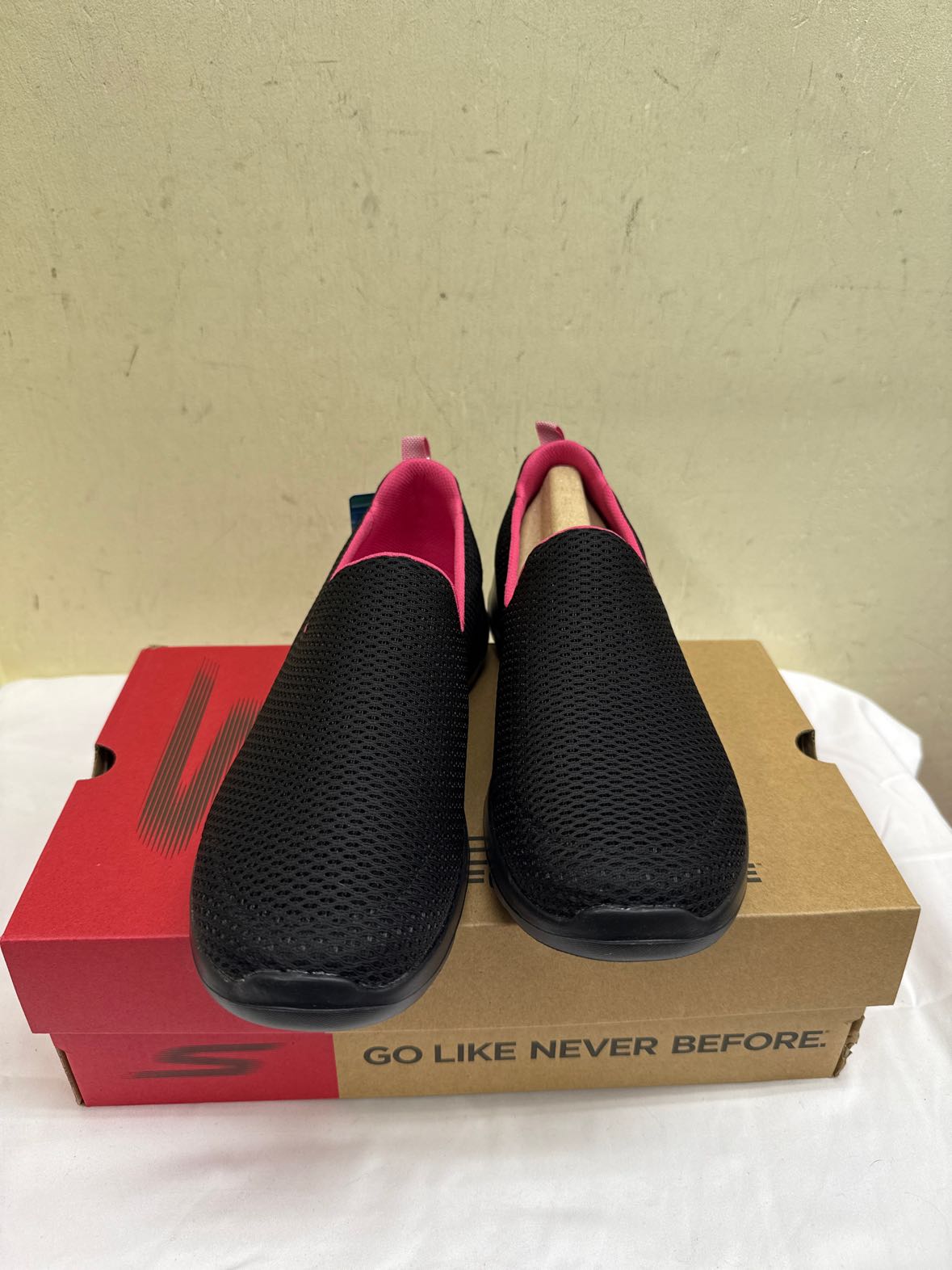 NIB Skechers Women's Size 9-1/2 Black Flats