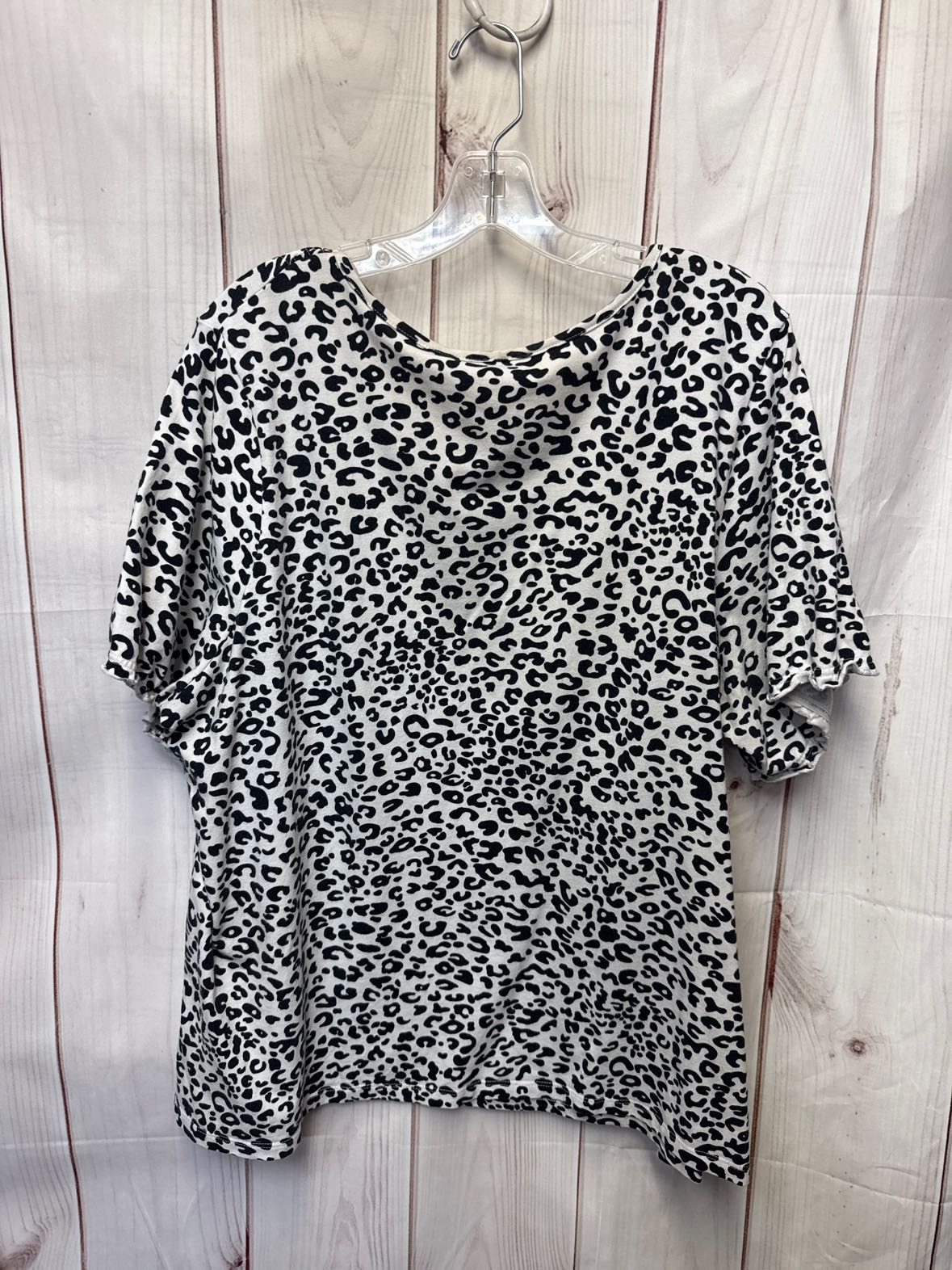 D & Co Women's Size 2X White & Black Animal Print Short Sleeve Top