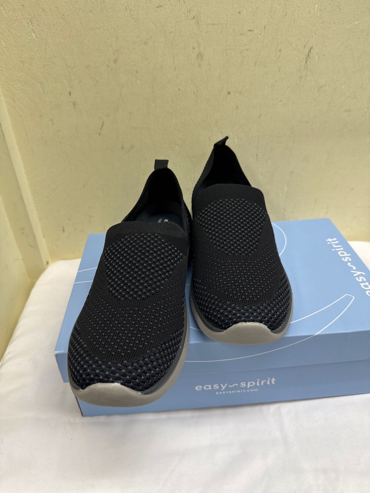 NIB Easy Spirit Women's Size 9-1/2 Black Flats